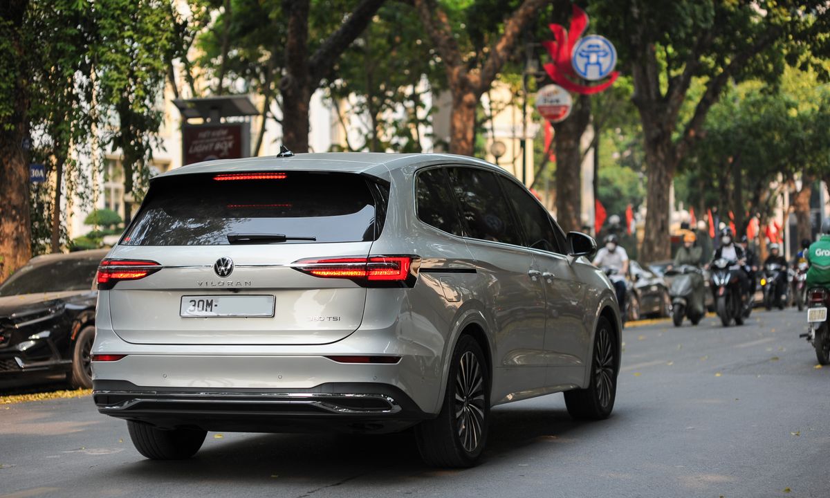 Volkswagen Sharan — 6-passenger diesel taxi
